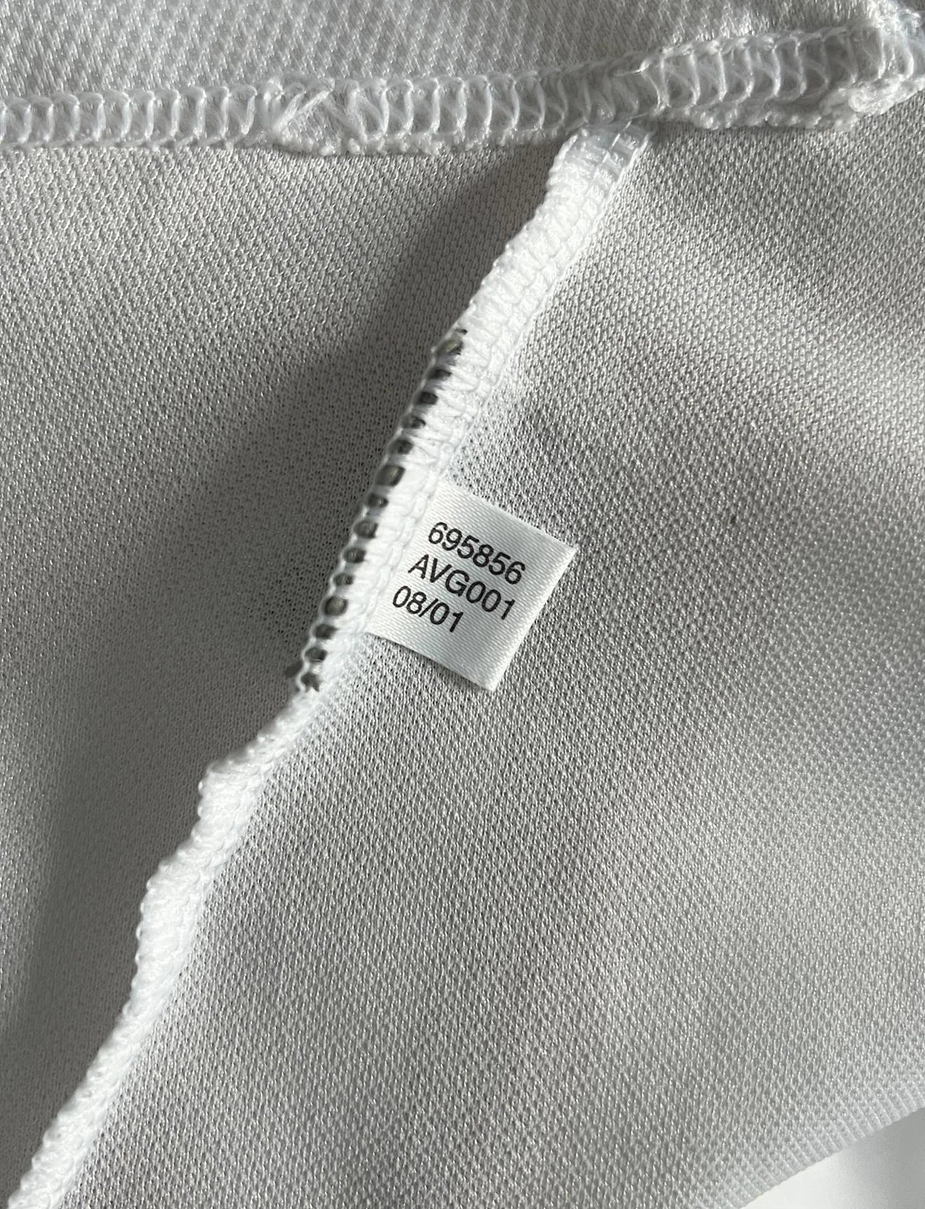 Maillot de foot vintage domicile blanc du real madrid de la saison 2001/2002. On peut retrouver l'équipementier Adidas et le sponsor Real Madrid.com. Le maillot est floqué du numéro 5 Zinedine Zidane. Il s'agit d'un maillot authentique d'époque.