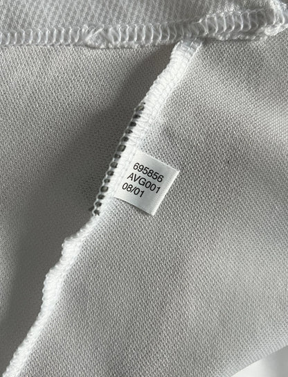 Maillot de foot vintage domicile blanc du real madrid de la saison 2001/2002. On peut retrouver l'équipementier Adidas et le sponsor Real Madrid.com. Le maillot est floqué du numéro 5 Zinedine Zidane. Il s'agit d'un maillot authentique d'époque.