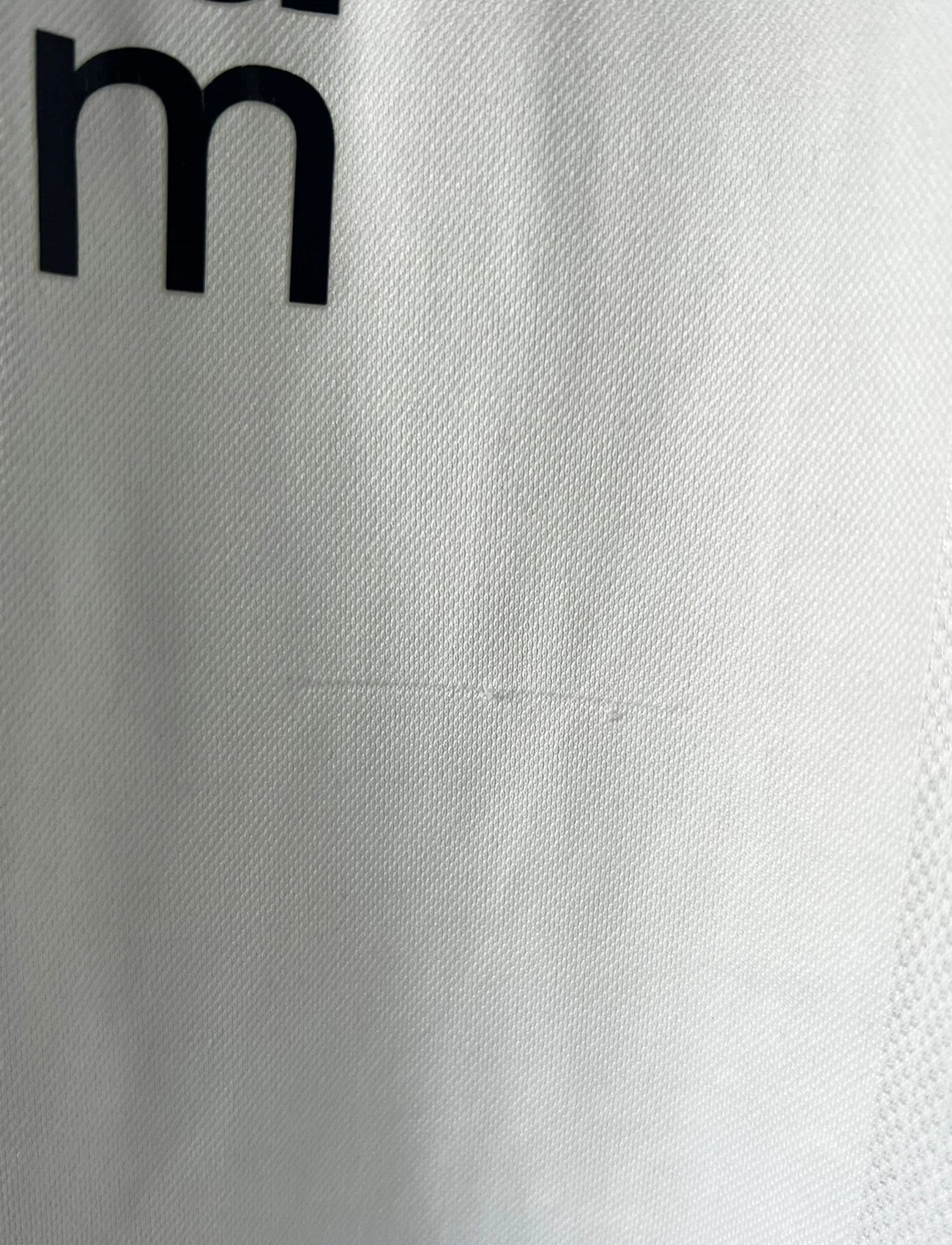 Maillot de foot vintage domicile blanc du real madrid de la saison 2001/2002. On peut retrouver l'équipementier Adidas et le sponsor Real Madrid.com. Le maillot est floqué du numéro 5 Zinedine Zidane. Il s'agit d'un maillot authentique d'époque.