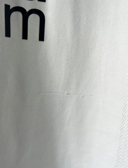 Maillot de foot vintage domicile blanc du real madrid de la saison 2001/2002. On peut retrouver l'équipementier Adidas et le sponsor Real Madrid.com. Le maillot est floqué du numéro 5 Zinedine Zidane. Il s'agit d'un maillot authentique d'époque.