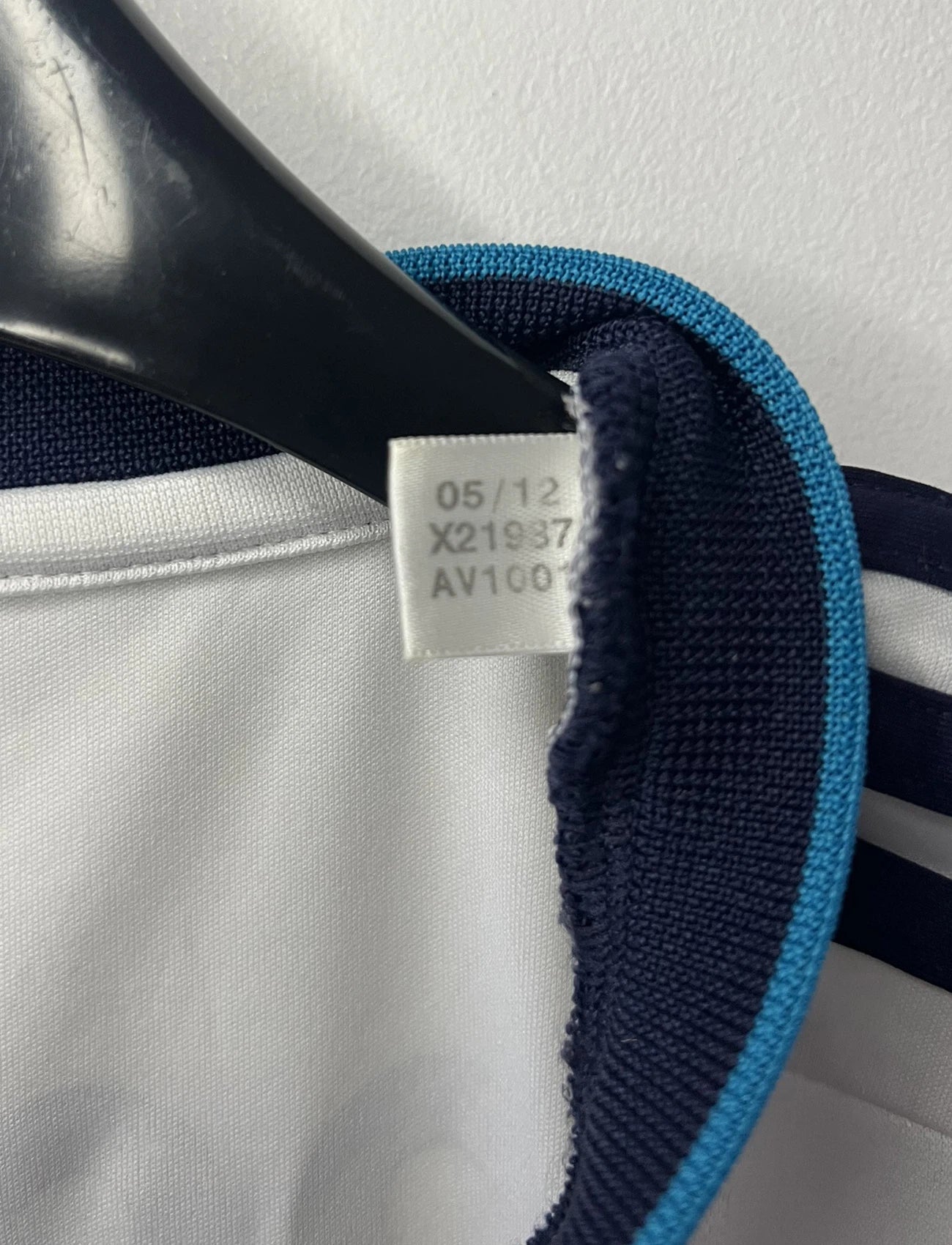Maillot de foot vintage domicile blanc du real madrid de la saison 2012/2013. On peut retrouver l'équipementier adidas et le sponsor bwin. Le maillot est floqué du numéro 7 Cristiano Ronaldo. Il s'agit d'un maillot authentique comportant les numéros X21987.