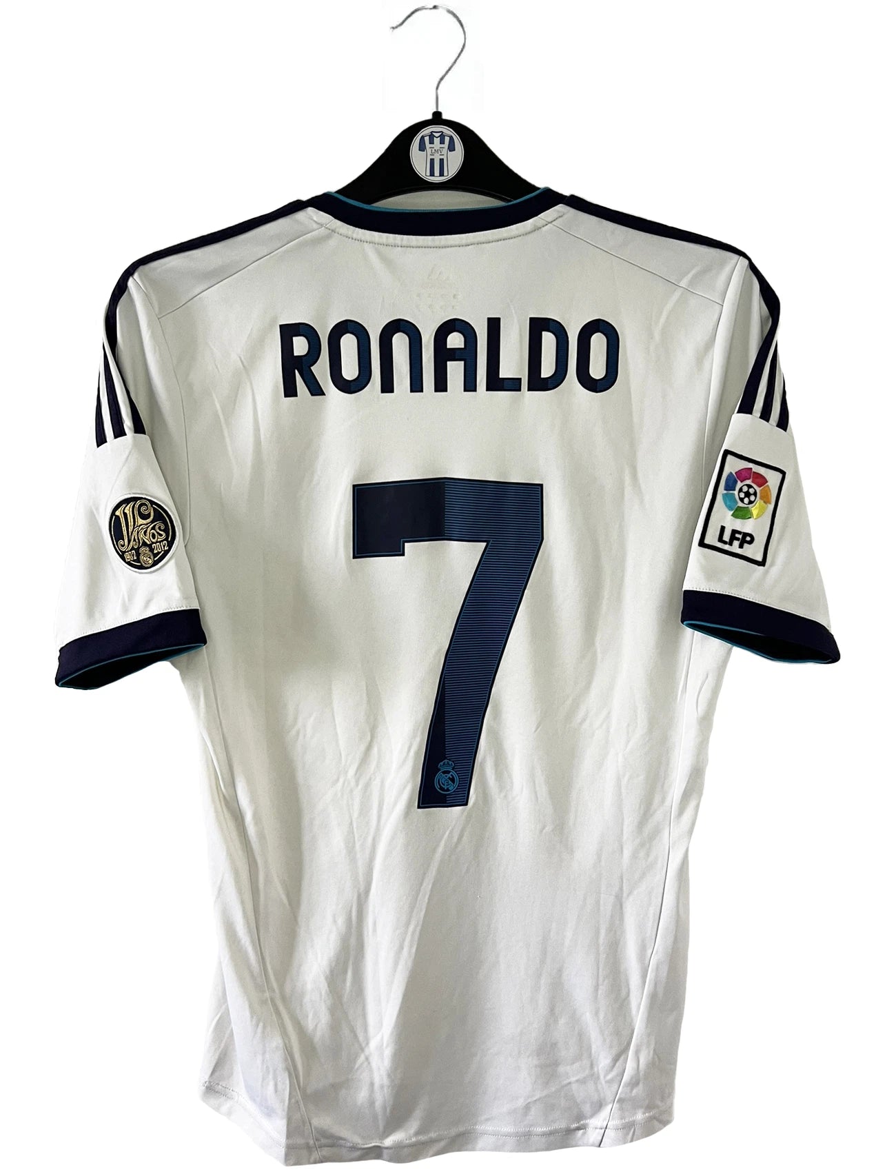 Maillot de foot vintage domicile blanc du real madrid de la saison 2012/2013. On peut retrouver l'équipementier adidas et le sponsor bwin. Le maillot est floqué du numéro 7 Cristiano Ronaldo. Il s'agit d'un maillot authentique comportant les numéros X21987.