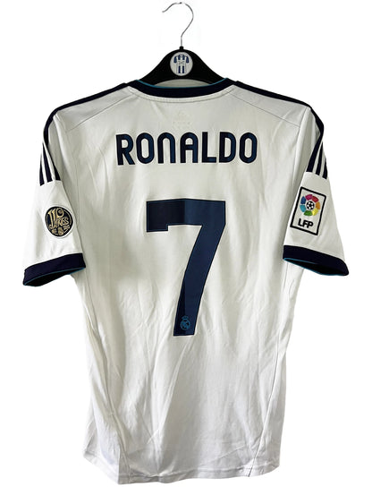 Maillot de foot vintage domicile blanc du real madrid de la saison 2012/2013. On peut retrouver l'équipementier adidas et le sponsor bwin. Le maillot est floqué du numéro 7 Cristiano Ronaldo. Il s'agit d'un maillot authentique comportant les numéros X21987.