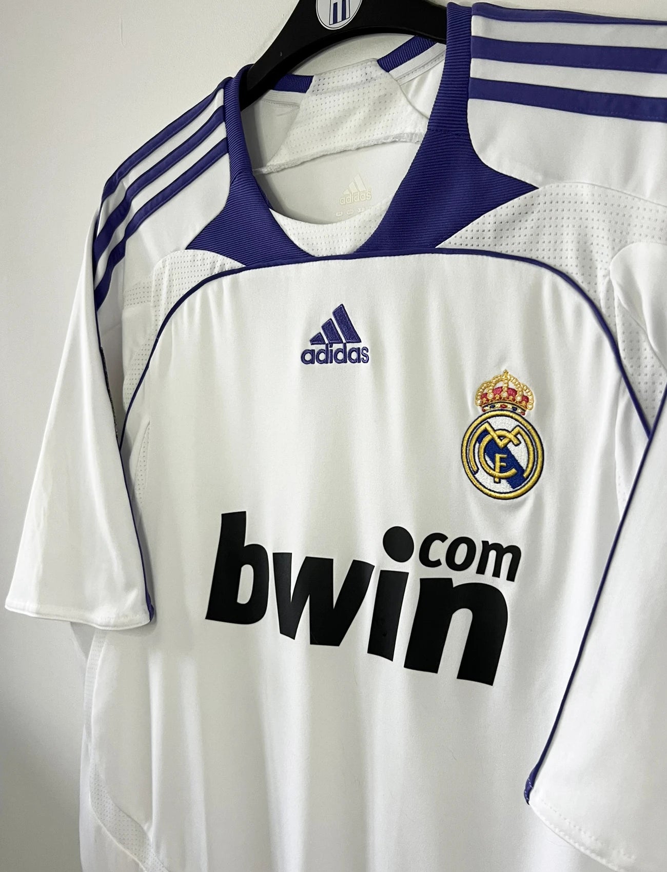 Maillot de foot rétro/vintage authentique blanc adidas Real Madrid domicile 2007-2008 Sneijder flocage