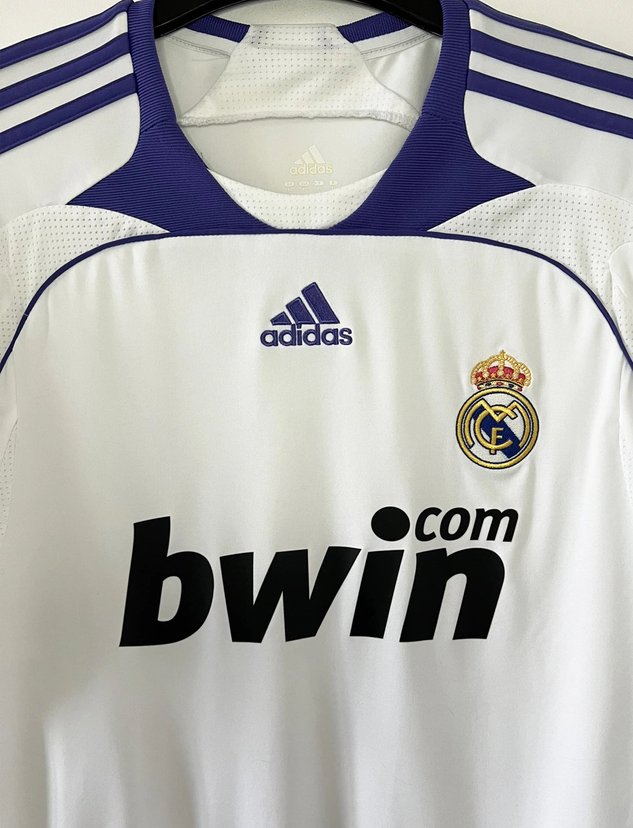 Maillot de foot rétro/vintage authentique blanc adidas Real Madrid domicile 2007-2008 Sneijder flocage