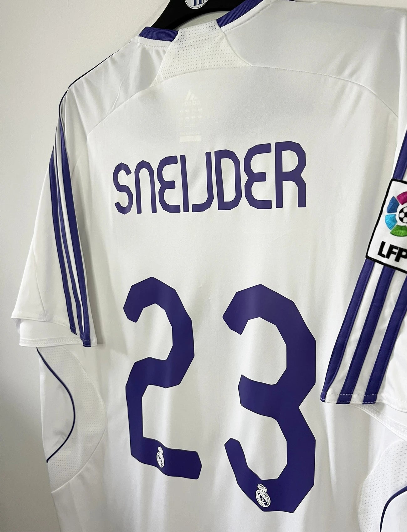 Maillot de foot rétro/vintage authentique blanc adidas Real Madrid domicile 2007-2008 Sneijder flocage