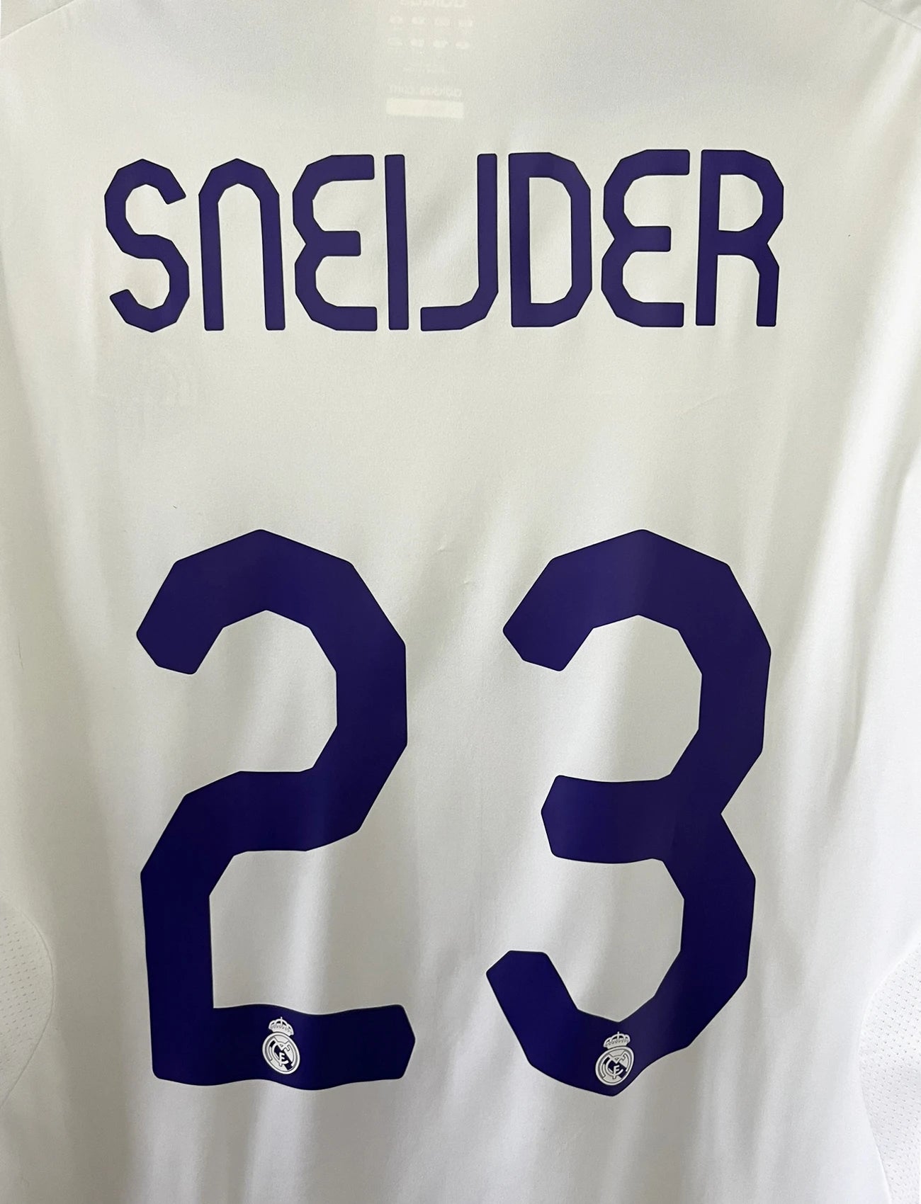 Maillot de foot rétro/vintage authentique blanc adidas Real Madrid domicile 2007-2008 Sneijder flocage