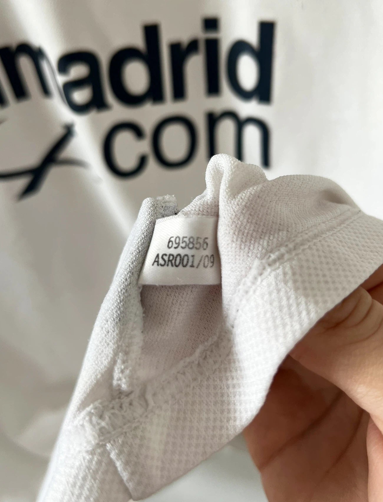 Maillot de foot vintage domicile blanc du Real Madrid de la saison 2001/2002. On peut retrouver l'équipementier Adidas et le sponsor Real Madrid.com. Le maillot est floqué du numéro 5 Zinedine Zidane. Il s'agit d'un maillot authentique d'époque.