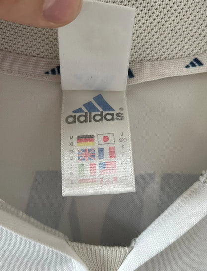 Maillot de foot vintage domicile blanc du Real Madrid de la saison 2001/2002. On peut retrouver l'équipementier Adidas et le sponsor Real Madrid.com. Le maillot est floqué du numéro 5 Zinedine Zidane. Il s'agit d'un maillot authentique d'époque.