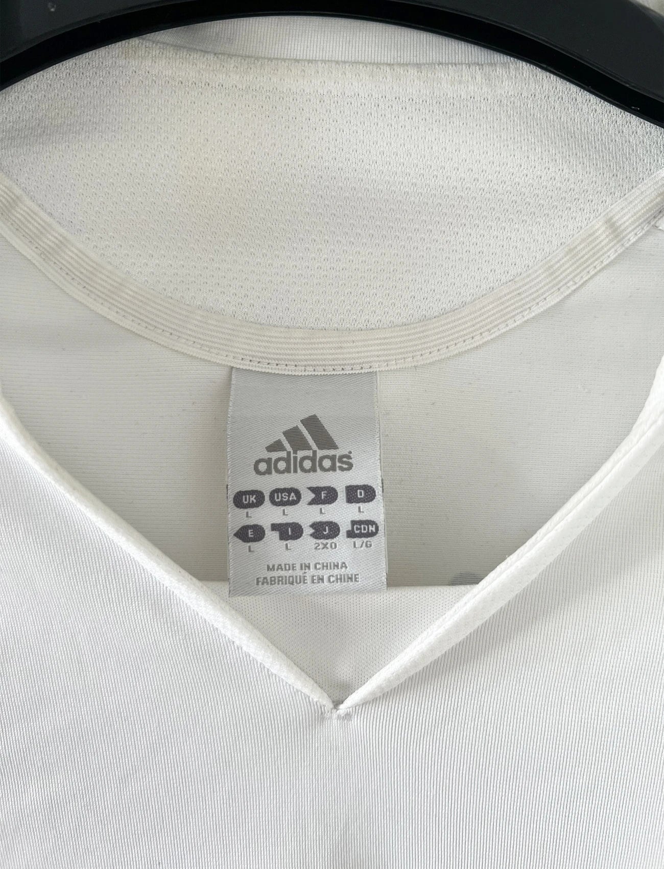 Maillot de foot vintage domicile du Real Madrid de la saison 2005/2006. Le maillot est de couleur blanc et noir. On peut retrouver l'équipementier adidas et le sponsor siemens. Le maillot est floqué du numéro 5 Zinedine Zidane. Le maillot possède l'étiquette d'authenticité avec les numéros 109879. Il s'agit d'un maillot authentique d'époque.