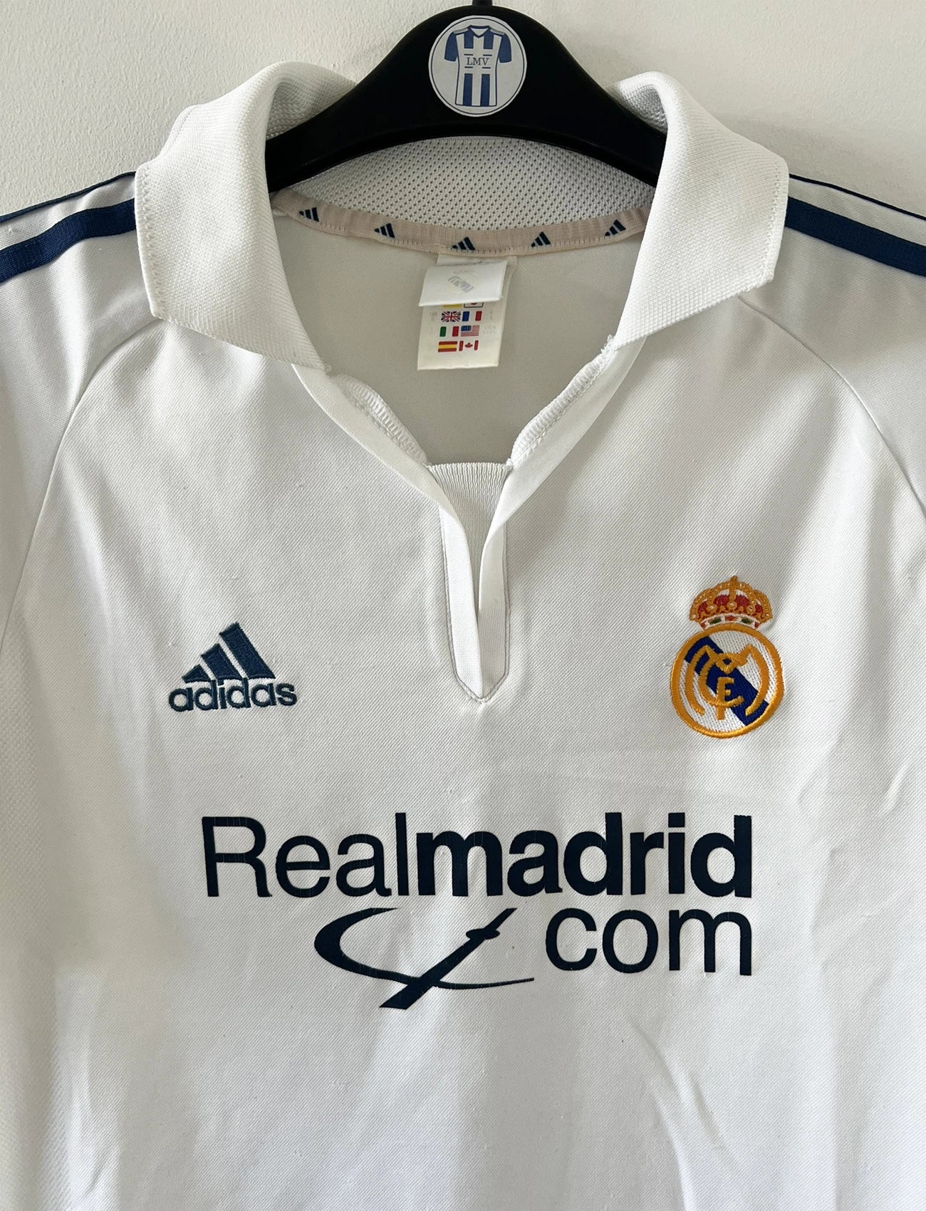 Maillot de foot vintage domicile blanc du real madrid de la saison 2001/2002. On peut retrouver l'équipementier Adidas et le sponsor Rea Madrid. Le maillot est floqué du numéro 5 Zinedine Zidane. Il s'agit d'un maillot authentique d'époque.