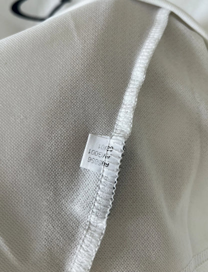 Maillot de foot vintage domicile blanc du real madrid de la saison 2001/2002. On peut retrouver l'équipementier Adidas et le sponsor Rea Madrid. Le maillot est floqué du numéro 5 Zinedine Zidane. Il s'agit d'un maillot authentique d'époque.