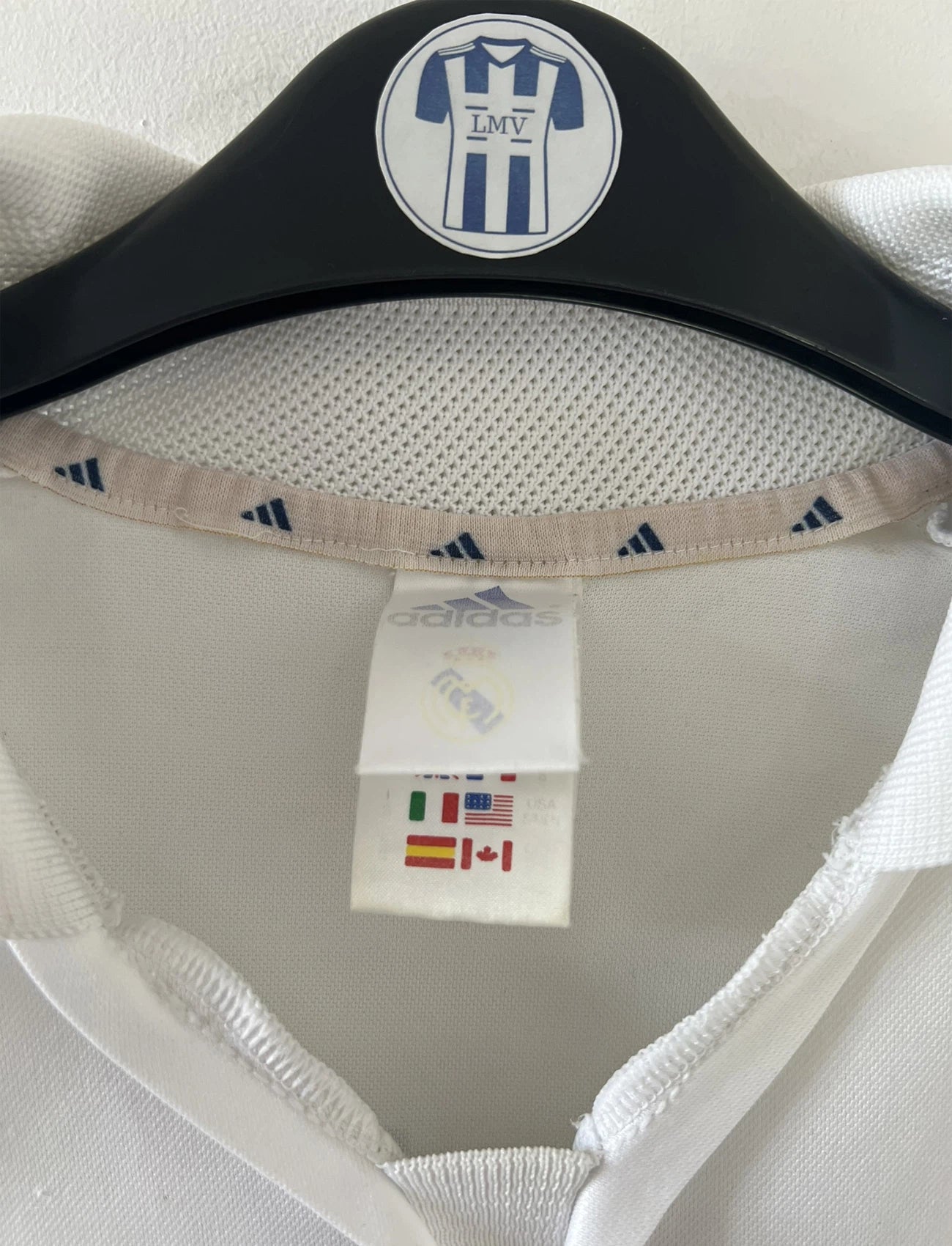 Maillot de foot vintage domicile blanc du real madrid de la saison 2001/2002. On peut retrouver l'équipementier Adidas et le sponsor Rea Madrid. Le maillot est floqué du numéro 5 Zinedine Zidane. Il s'agit d'un maillot authentique d'époque.