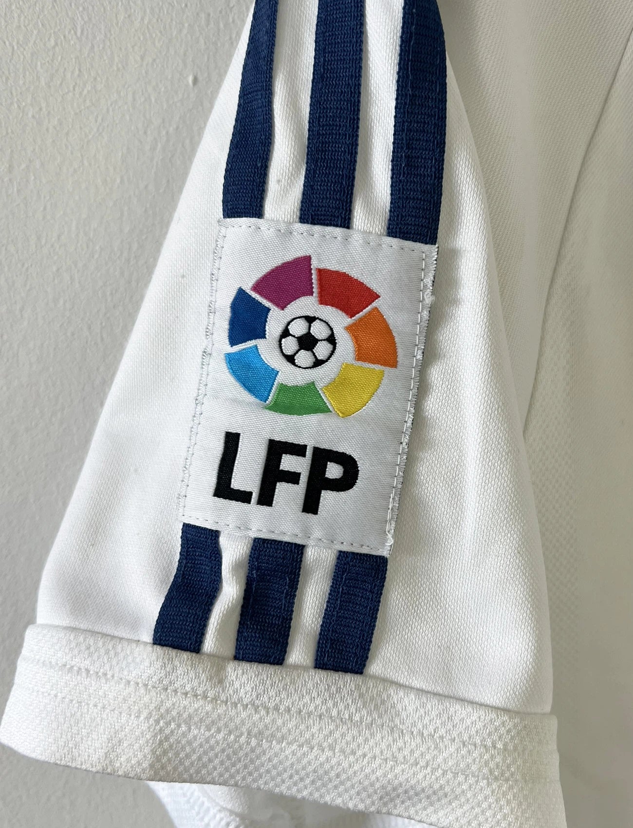 Maillot de foot vintage domicile blanc du real madrid de la saison 2001/2002. On peut retrouver l'équipementier Adidas et le sponsor Rea Madrid. Le maillot est floqué du numéro 5 Zinedine Zidane. Il s'agit d'un maillot authentique d'époque.
