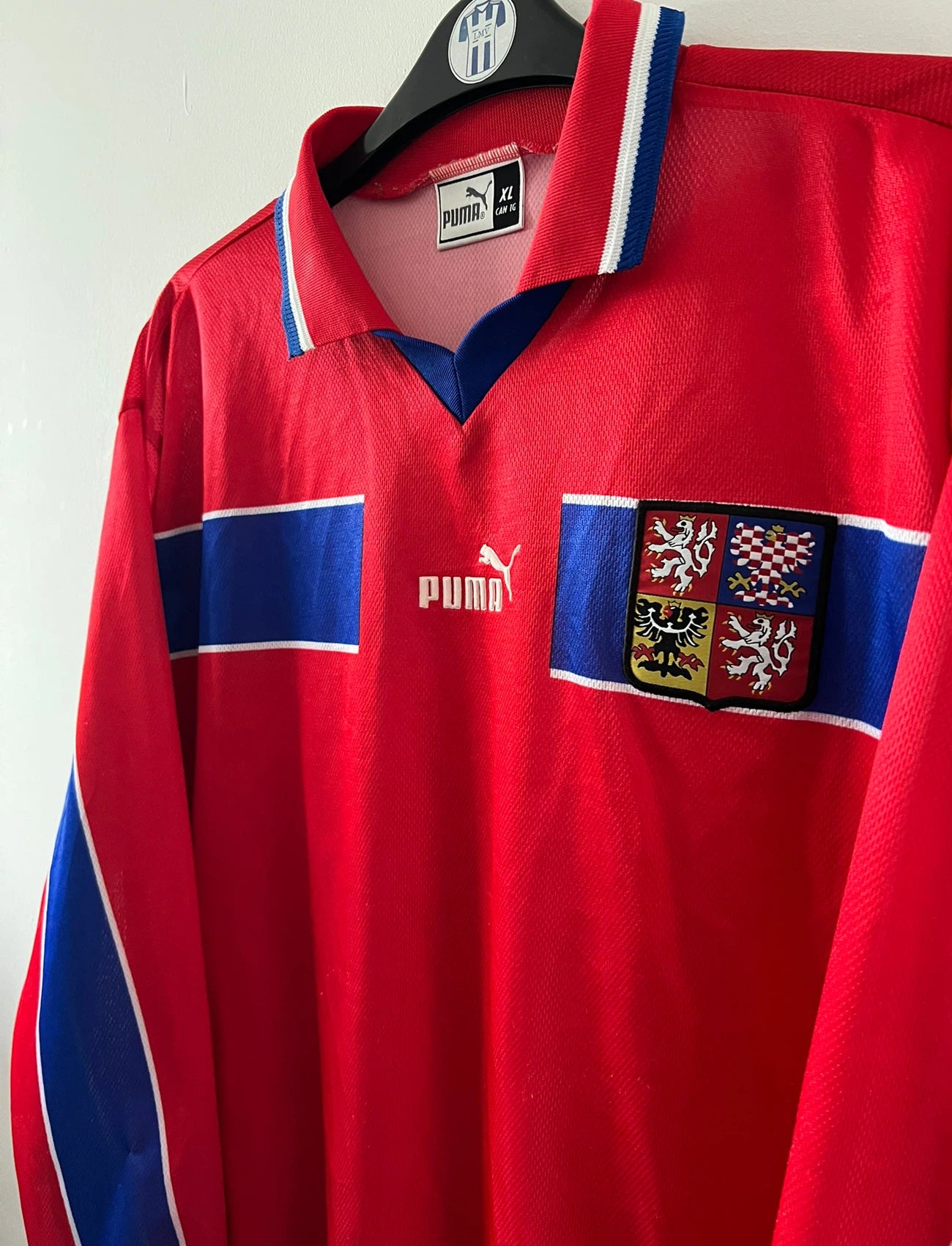 Maillot de foot vintage domicile rouge et bleu de la République Tchèque saison 1998. On peut retrouver l'équipementier Puma. Il s'agit d'un maillot authentique d'époque.