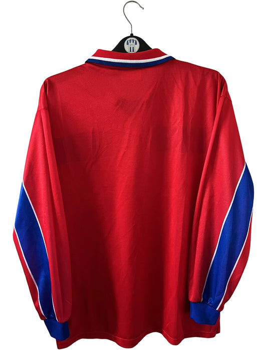 Maillot de foot vintage domicile rouge et bleu de la République Tchèque saison 1998. On peut retrouver l'équipementier Puma. Il s'agit d'un maillot authentique d'époque.