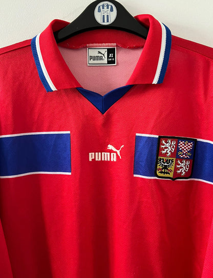 Maillot de foot vintage domicile rouge et bleu de la République Tchèque saison 1998. On peut retrouver l'équipementier Puma. Il s'agit d'un maillot authentique d'époque.