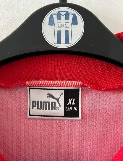 Maillot de foot vintage domicile rouge et bleu de la République Tchèque saison 1998. On peut retrouver l'équipementier Puma. Il s'agit d'un maillot authentique d'époque.