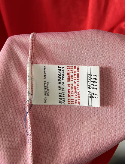 Maillot de foot vintage domicile rouge et bleu de la République Tchèque saison 1998. On peut retrouver l'équipementier Puma. Il s'agit d'un maillot authentique d'époque.