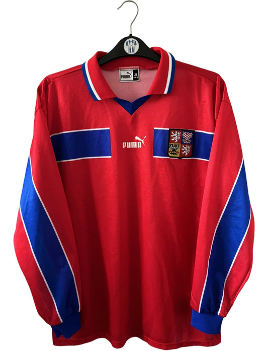 Maillot de foot vintage domicile rouge et bleu de la République Tchèque saison 1998. On peut retrouver l'équipementier Puma. Il s'agit d'un maillot authentique d'époque.
