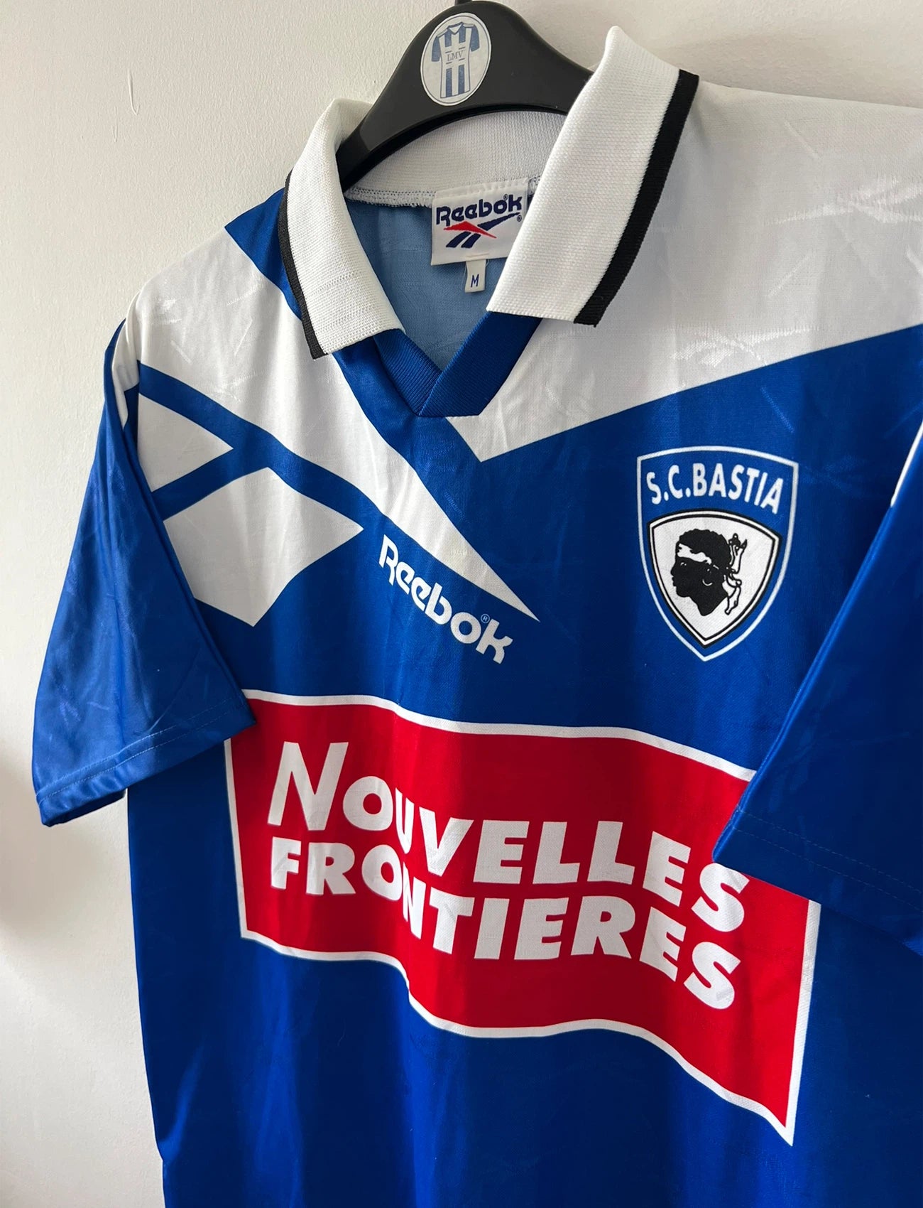 Maillot de foot vintage domicile sc bastia 1995/1997. On peut retrouver l'équipementier Reebok et le sponsor Nouvelles frontières. Il s'agit d'un maillot authentique d'époque.