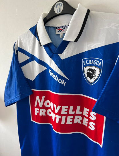 Maillot de foot vintage domicile sc bastia 1995/1997. On peut retrouver l'équipementier Reebok et le sponsor Nouvelles frontières. Il s'agit d'un maillot authentique d'époque.