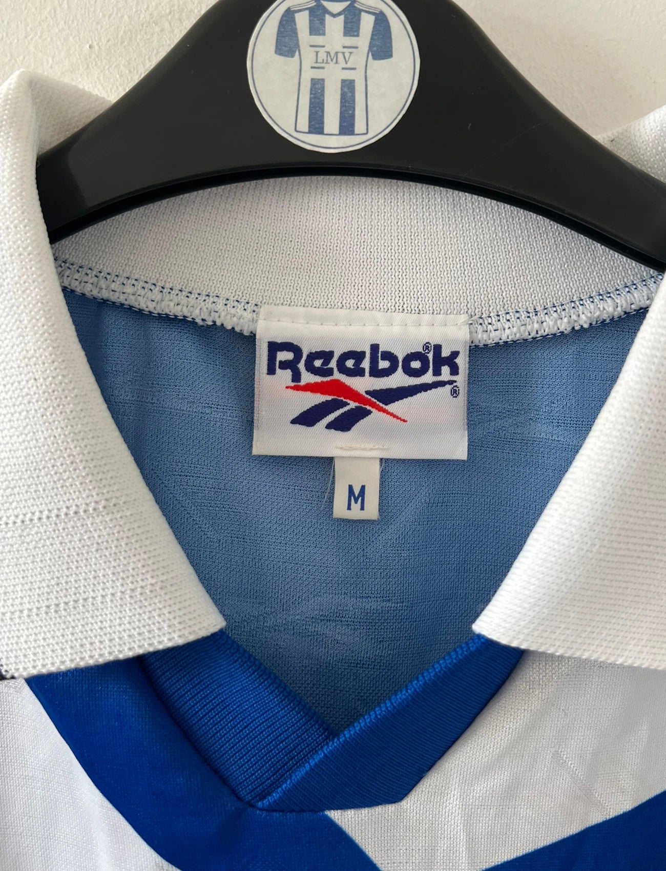 Maillot de foot vintage domicile sc bastia 1995/1997. On peut retrouver l'équipementier Reebok et le sponsor Nouvelles frontières. Il s'agit d'un maillot authentique d'époque.