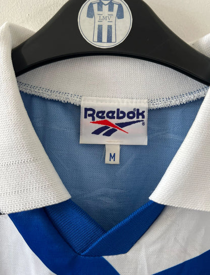 Maillot de foot vintage domicile sc bastia 1995/1997. On peut retrouver l'équipementier Reebok et le sponsor Nouvelles frontières. Il s'agit d'un maillot authentique d'époque.