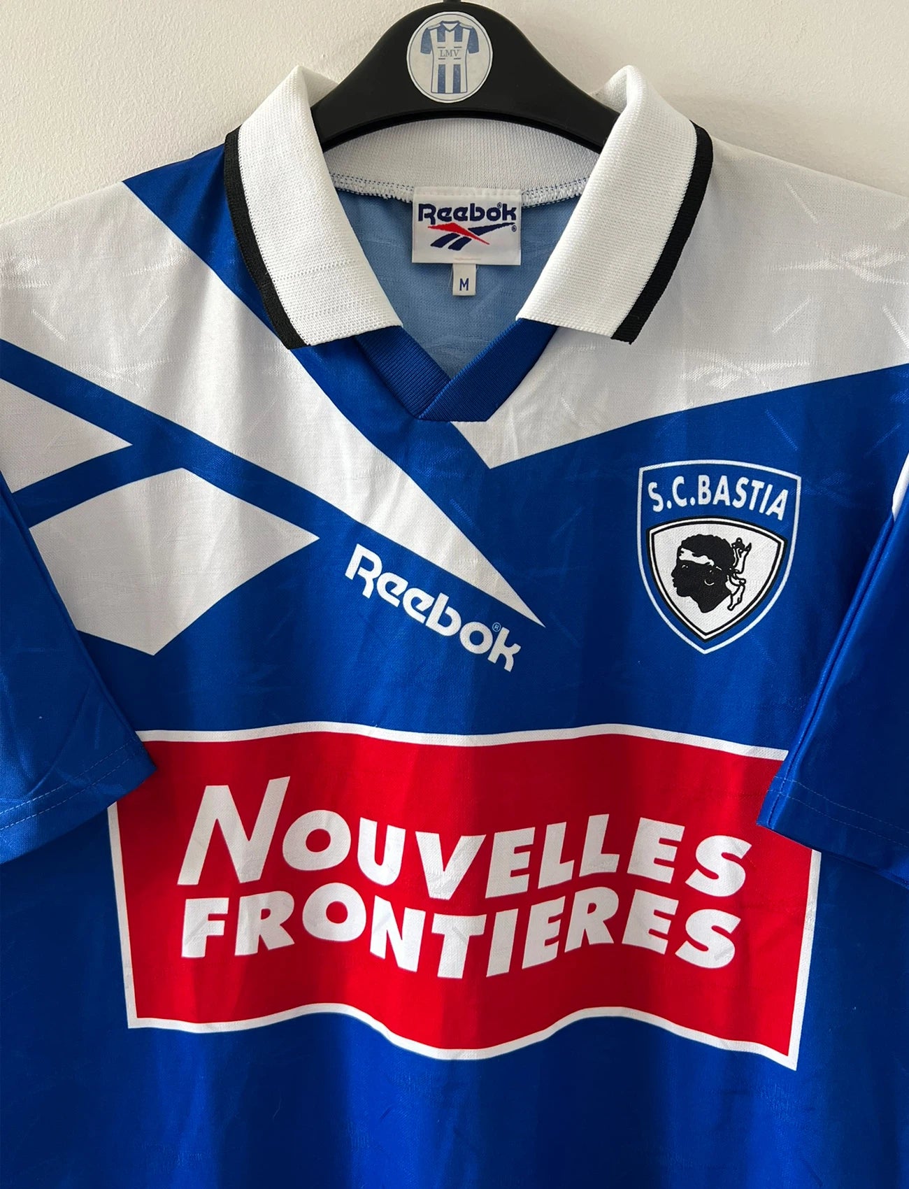Maillot de foot vintage domicile sc bastia 1995/1997. On peut retrouver l'équipementier Reebok et le sponsor Nouvelles frontières. Il s'agit d'un maillot authentique d'époque.