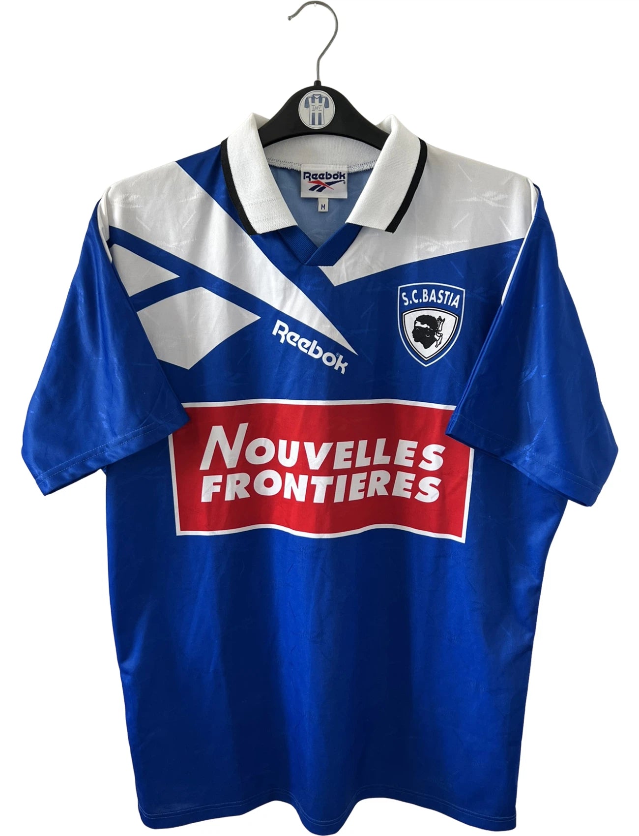 Maillot de foot vintage domicile sc bastia 1995/1997. On peut retrouver l'équipementier Reebok et le sponsor Nouvelles frontières. Il s'agit d'un maillot authentique d'époque.