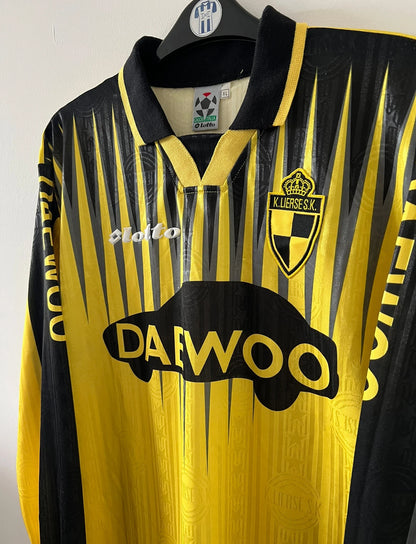 Maillot de foot vintage domicile jaune et noir du SK Lierse saison 1997/1998. On peut retrouver l'équipementier Lotto et le sponsor Daewoo. Il s'agit d'un maillot authentique d'époque.