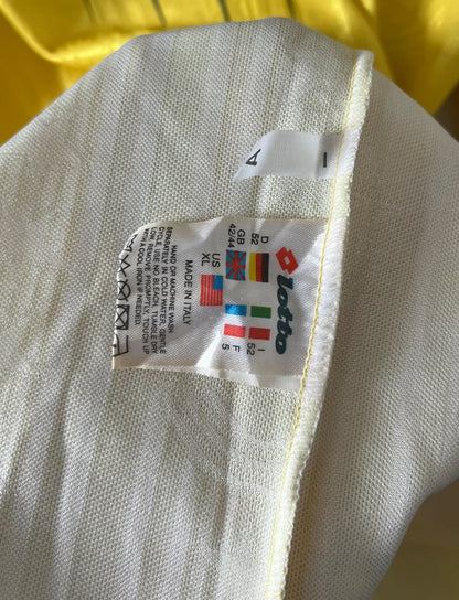 Maillot de foot vintage domicile jaune et noir du SK Lierse saison 1997/1998. On peut retrouver l'équipementier Lotto et le sponsor Daewoo. Il s'agit d'un maillot authentique d'époque.