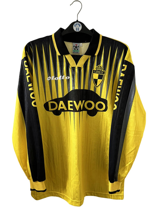 Maillot de foot vintage domicile jaune et noir du SK Lierse saison 1997/1998. On peut retrouver l'équipementier Lotto et le sponsor Daewoo. Il s'agit d'un maillot authentique d'époque.