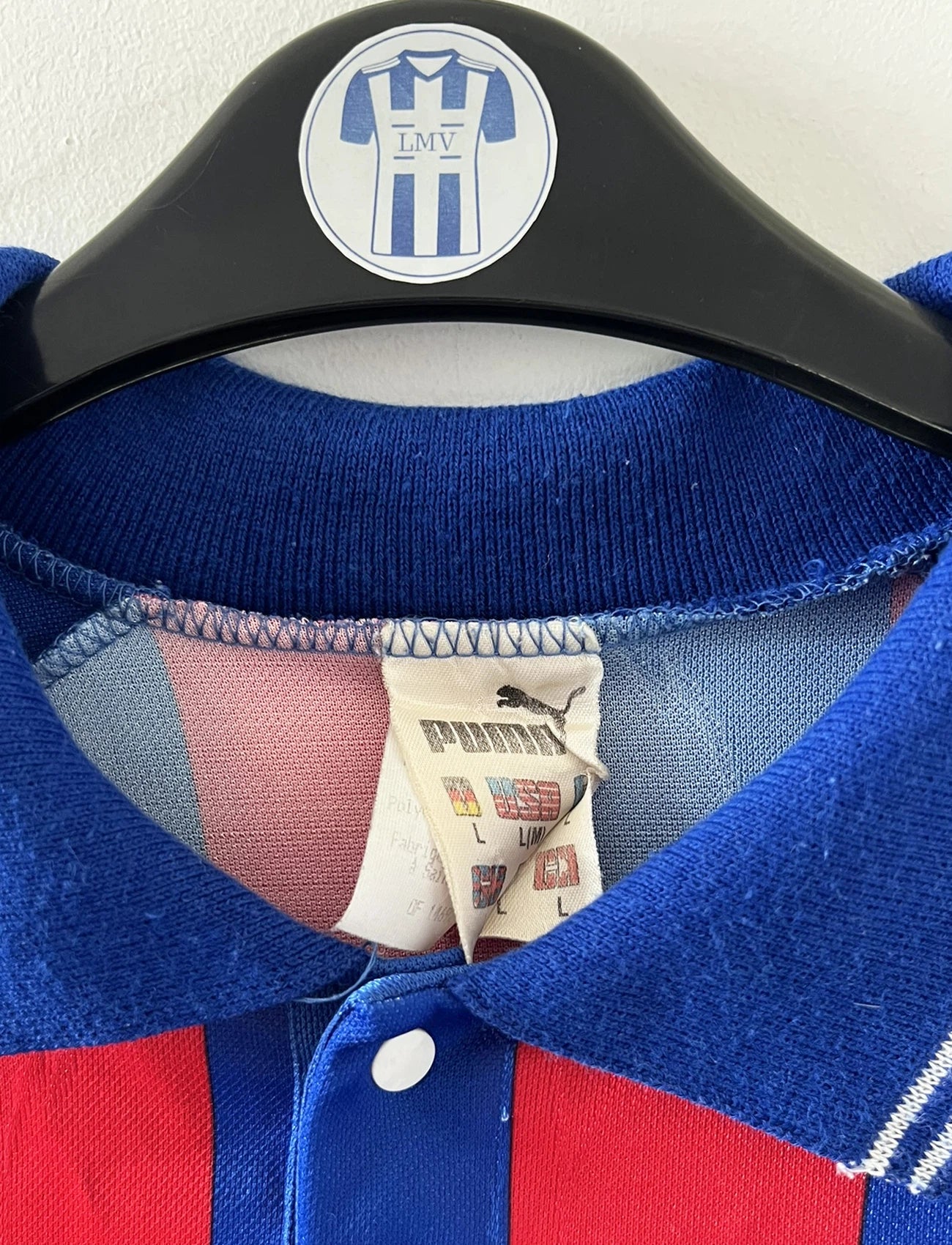 Maillot de foot vintage domicile rouge et bleu du SM Caen de la saison 1994/1995. On peut retrouver l'équipementier Puma et le sponsor Continent. Le maillot est floqué du numéro 9 Kennet Andersson. Il s'agit d'un maillot authentique d'époque.