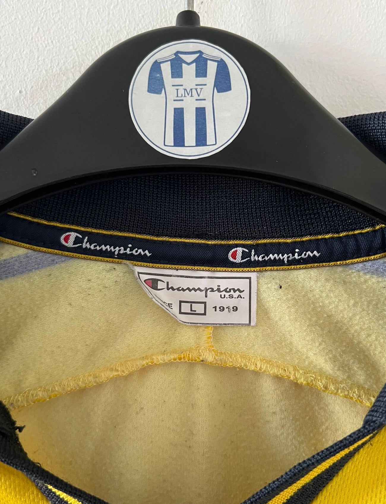 Maillot de foot vintage domicile jaune du FC Sochaux-Montbliard, de la saison 2002/2004. On peut retrouver l'équipementier Champion et le sponsor Esso. Il s'agit d'un maillot authentique d'époque.