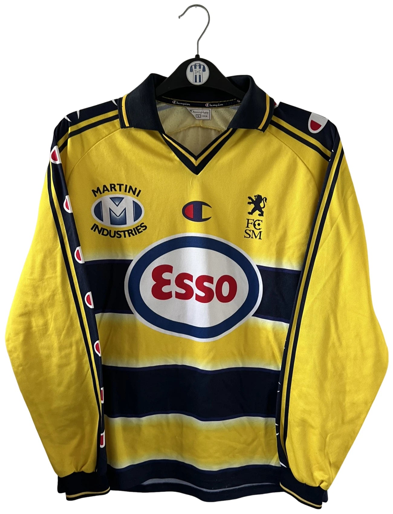 Maillot de foot vintage domicile jaune du FC Sochaux-Montbliard, de la saison 2002/2004. On peut retrouver l'équipementier Champion et le sponsor Esso. Il s'agit d'un maillot authentique d'époque.