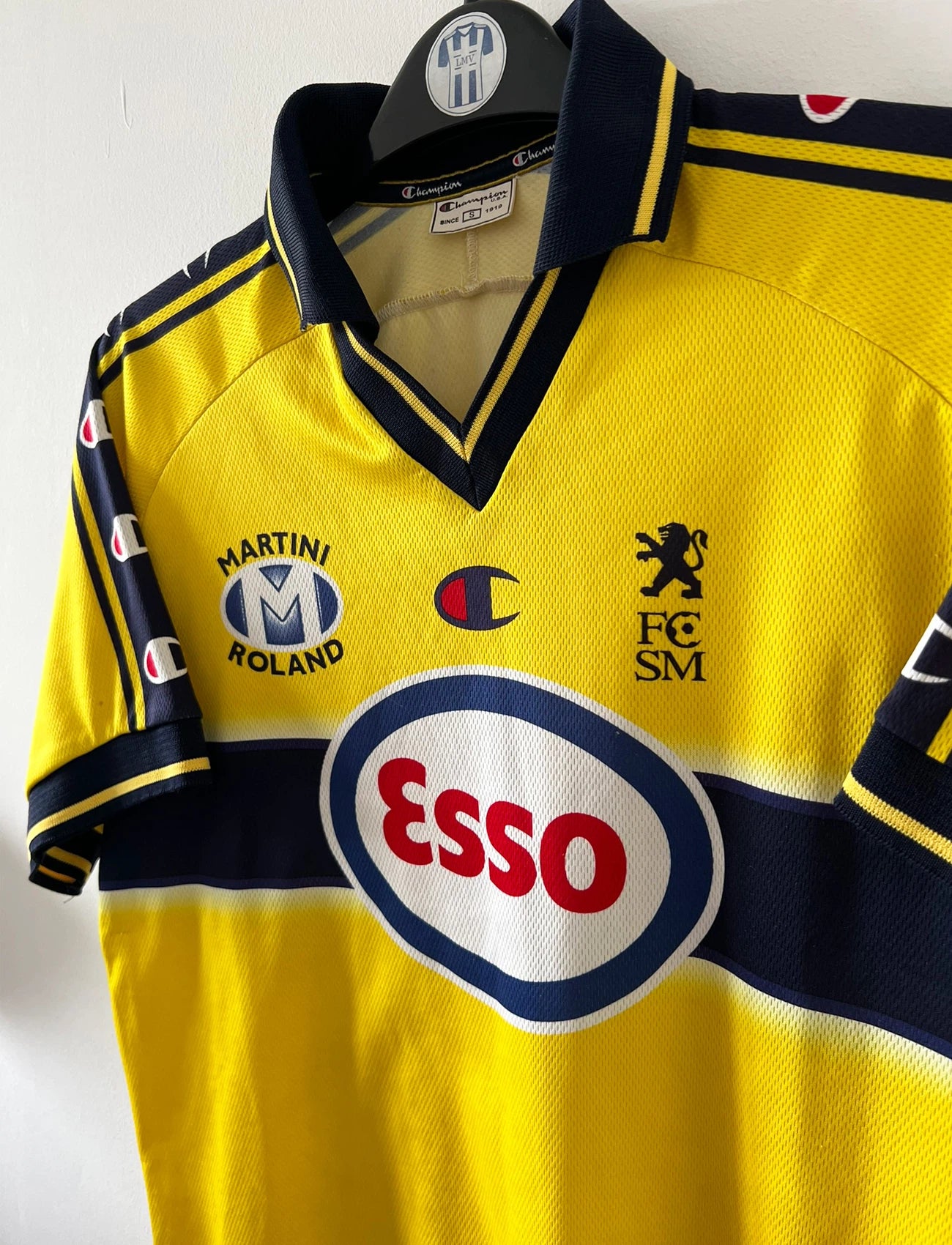 Maillot de foot vintage domicile jaune du FC Sochaux Montbéliard. On peut retrouver l'équipementier Champion et le sponsor Esso. Il s'agit d'un maillot authentique d'époque.