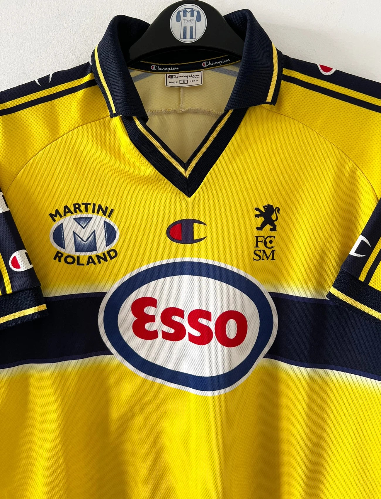 Maillot de foot vintage domicile jaune du FC Sochaux Montbéliard. On peut retrouver l'équipementier Champion et le sponsor Esso. Il s'agit d'un maillot authentique d'époque.
