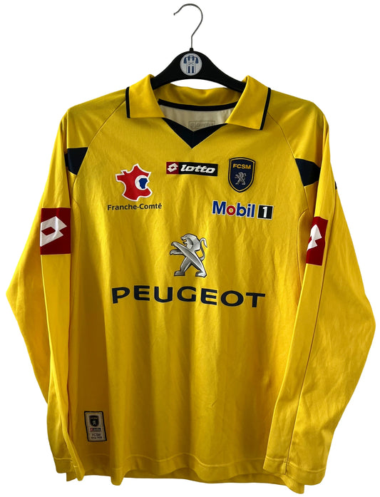 Maillot de foot vintage domicile manche longe jaune de sochaux montbéliard de la saison 2010/2011. On peut retrouver l'équipementier Lotto et le sponsor Peugeot. Le maillot est floqué du numéro 14 Marvin Martin. Il s'agit d'un maillot authentique d'époque.