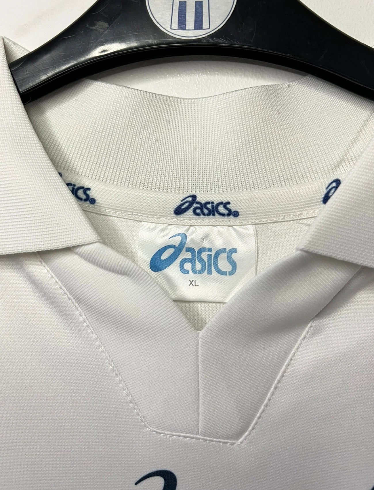 Maillot de foot vintage extérieur blanc du Racing Club de Strasbourg de la saison 2001/2003. On peut retrouver l'équipementier Asics et le sponsor Adler. Il s'agit d'un maillot authentique d'époque.