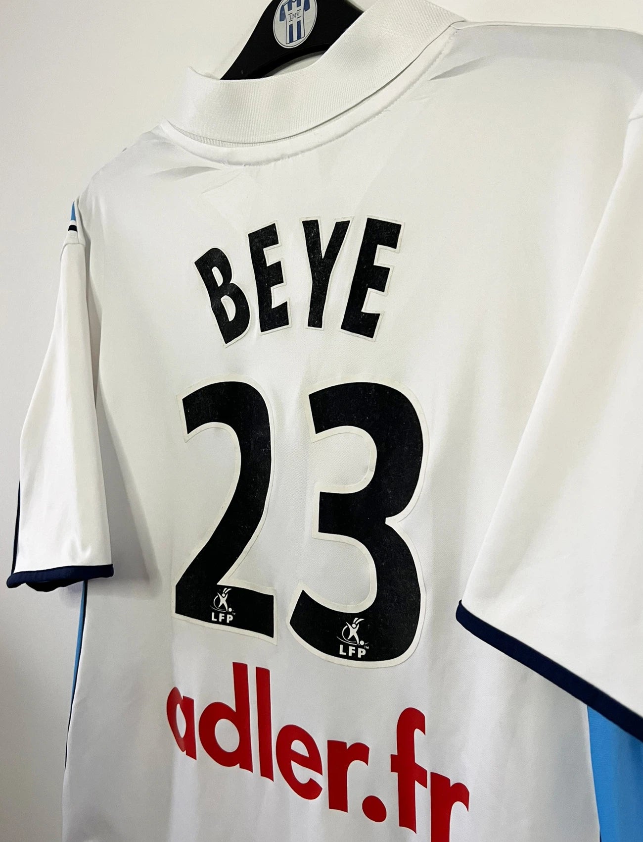 Maillot de foot vintage extérieur blanc du Racing Club de Strasbourg de la saison 2001/2003. On peut retrouver l'équipementier Asics et le sponsor Adler. Il s'agit d'un maillot authentique d'époque.