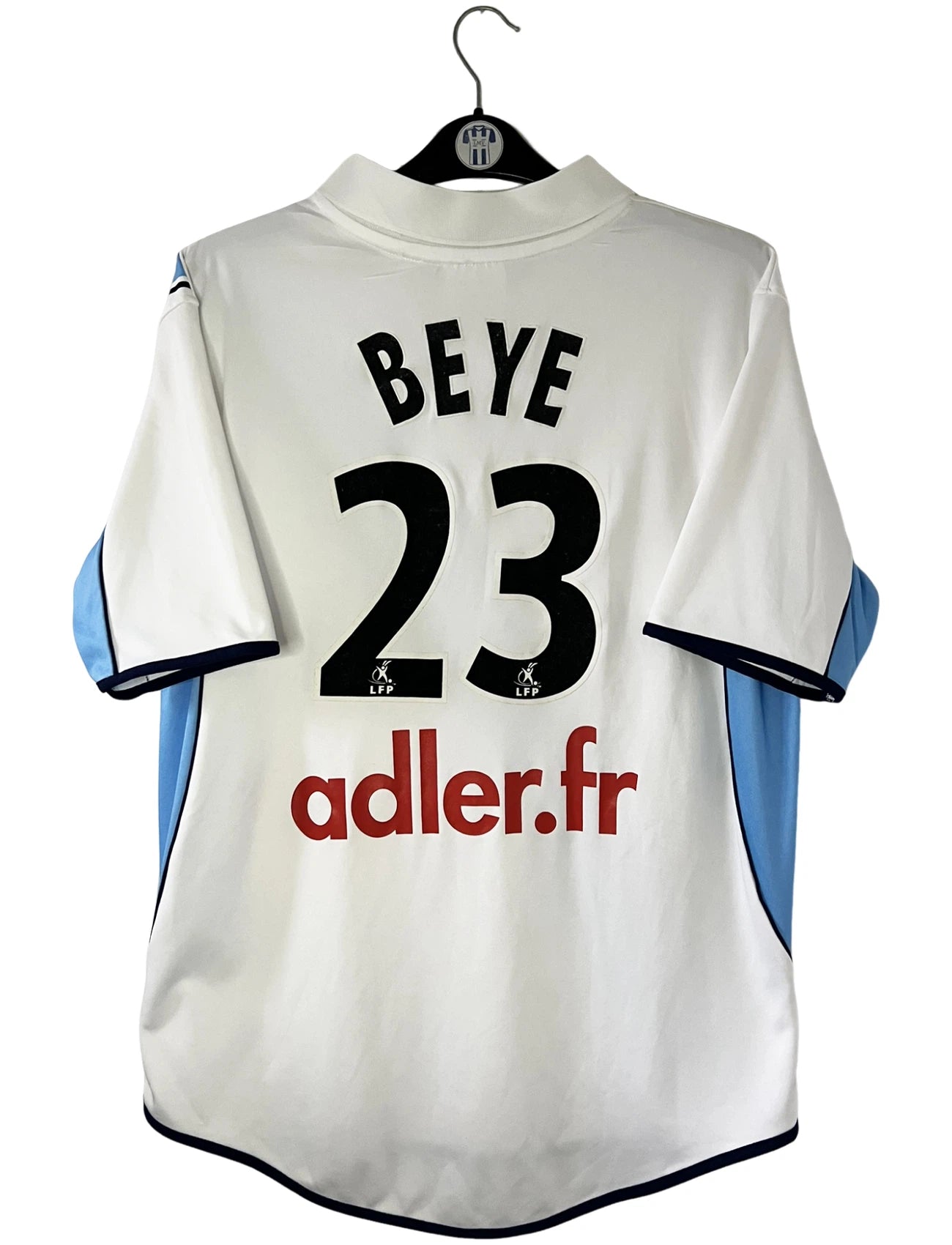 Maillot de foot vintage extérieur blanc du Racing Club de Strasbourg de la saison 2001/2003. On peut retrouver l'équipementier Asics et le sponsor Adler. Il s'agit d'un maillot authentique d'époque.