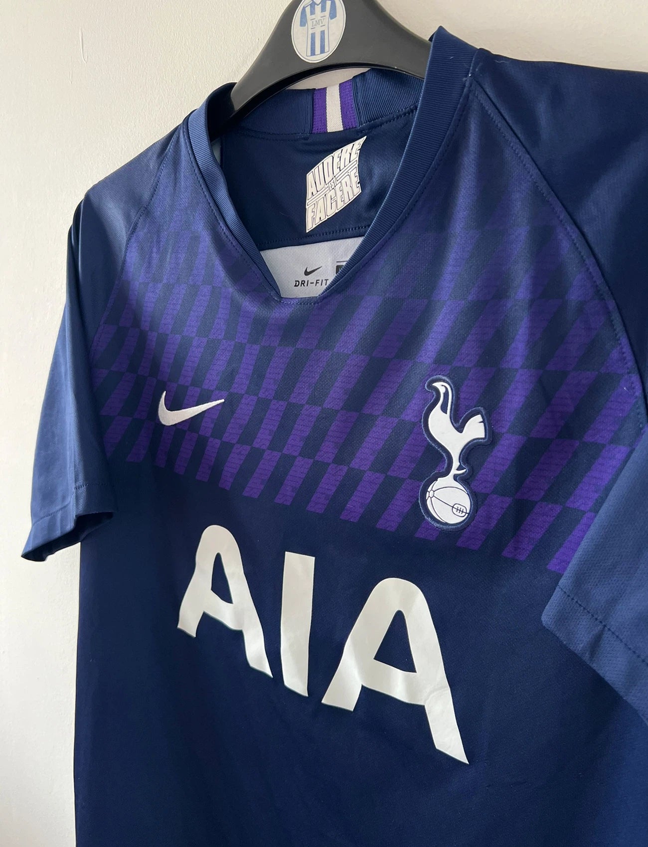 Maillot de foot vintage bleu domicile de Tottenham saison 2019/2020. On peut retrouver l'équipementier Nike et le sponsor AIA. Le maillot est floqué du numéro 19 Ryan Sessegnon. Il s'agit d'un maillot authentique d'époque.
