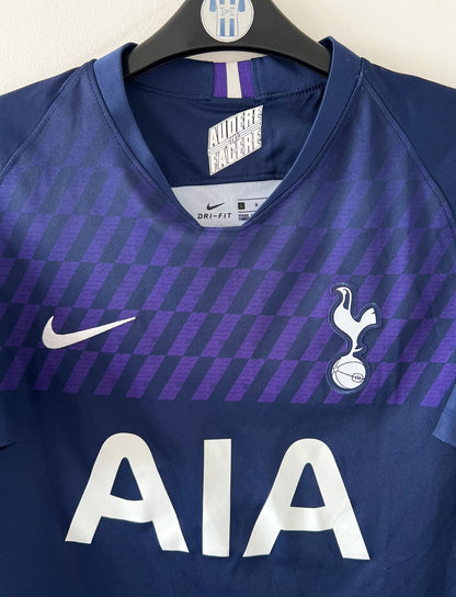 Maillot de foot vintage bleu domicile de Tottenham saison 2019/2020. On peut retrouver l'équipementier Nike et le sponsor AIA. Le maillot est floqué du numéro 19 Ryan Sessegnon. Il s'agit d'un maillot authentique d'époque.