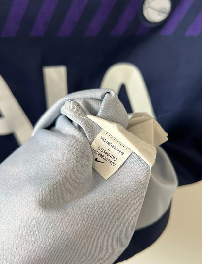Maillot de foot vintage bleu domicile de Tottenham saison 2019/2020. On peut retrouver l'équipementier Nike et le sponsor AIA. Le maillot est floqué du numéro 19 Ryan Sessegnon. Il s'agit d'un maillot authentique d'époque.