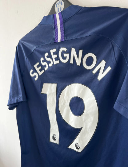 Maillot de foot vintage bleu domicile de Tottenham saison 2019/2020. On peut retrouver l'équipementier Nike et le sponsor AIA. Le maillot est floqué du numéro 19 Ryan Sessegnon. Il s'agit d'un maillot authentique d'époque.