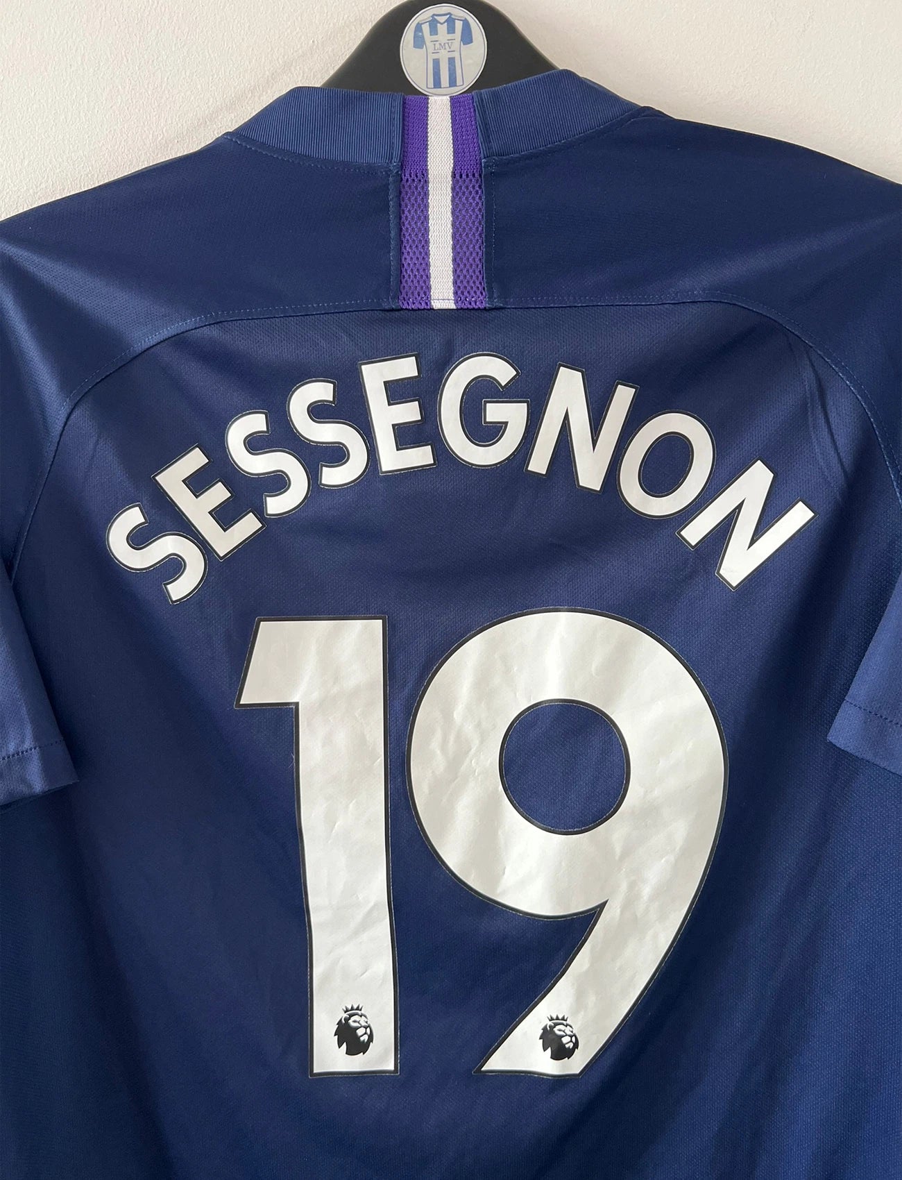 Maillot de foot vintage bleu domicile de Tottenham saison 2019/2020. On peut retrouver l'équipementier Nike et le sponsor AIA. Le maillot est floqué du numéro 19 Ryan Sessegnon. Il s'agit d'un maillot authentique d'époque.