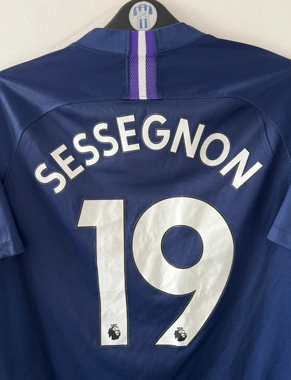 Maillot de foot vintage bleu domicile de Tottenham saison 2019/2020. On peut retrouver l'équipementier Nike et le sponsor AIA. Le maillot est floqué du numéro 19 Ryan Sessegnon. Il s'agit d'un maillot authentique d'époque.
