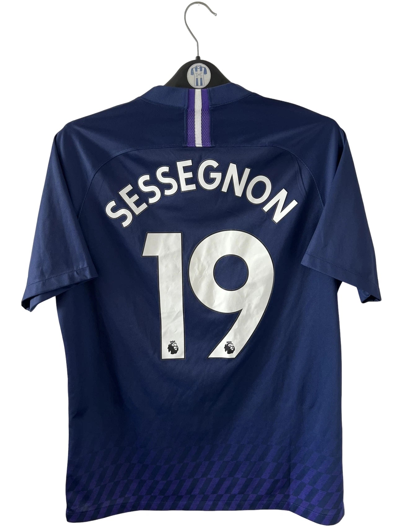 Maillot de foot vintage bleu domicile de Tottenham saison 2019/2020. On peut retrouver l'équipementier Nike et le sponsor AIA. Le maillot est floqué du numéro 19 Ryan Sessegnon. Il s'agit d'un maillot authentique d'époque.