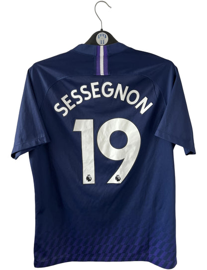 Maillot de foot vintage bleu domicile de Tottenham saison 2019/2020. On peut retrouver l'équipementier Nike et le sponsor AIA. Le maillot est floqué du numéro 19 Ryan Sessegnon. Il s'agit d'un maillot authentique d'époque.